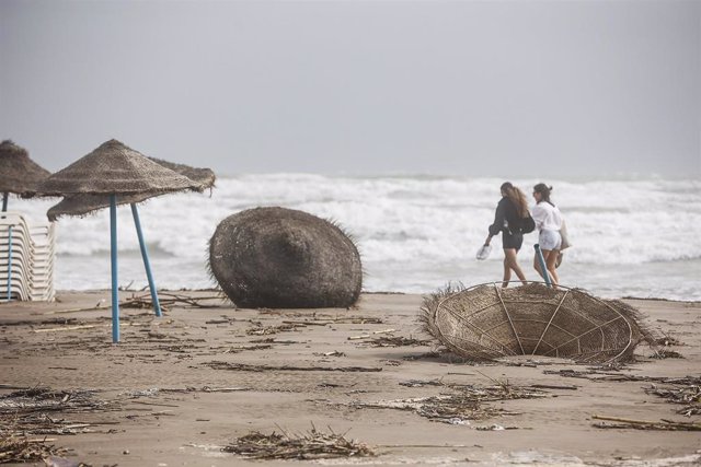 Playa de la Malvarrosa afectada por fuertes rachas de viento provocadas por la DANA