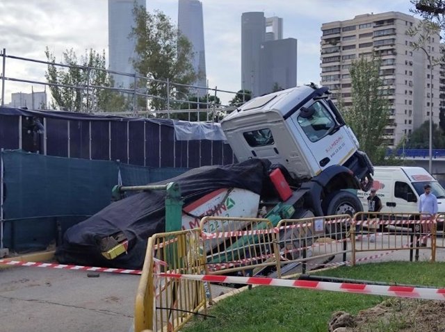 Rescatan a un camionero al hundirse su vehículo en un gran socavón junto al Hospital Ramón y Cajal