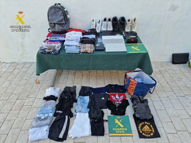 Imagen de los objetos intervenidos en la operación de la Guardia Civil.