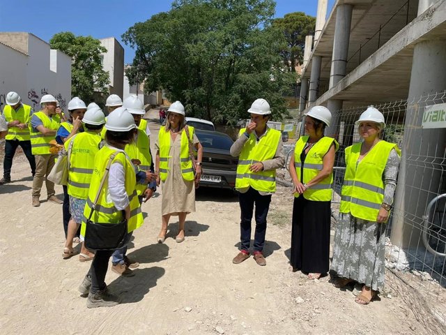 Archivo - La consejera de Salud (2d) en una visita a las obras del centro de salud Alameda.