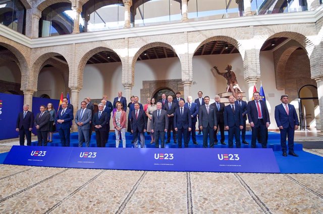 El ministro de Agricultura, Pesca y Alimentación en funciones, Luis Plana (7i), junto al comisario de Agricultura y Desarrollo Rural de la UE, Janusz Wojciechowski (7c), en la foto de familia tras la sesiones de trabajo de la RIM en Córdoba.