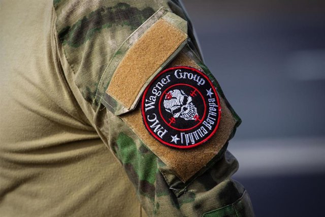 Miembro del Grupo Wagner asiste a un homenaje en memoria de Yevgeny PRigozhin en San Petersburgo