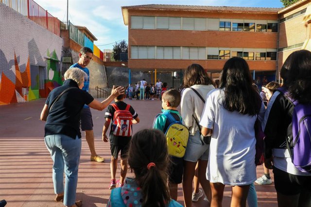 Archivo - Varios niños a su llegada al colegio CEIP Hernán Cortés para un nuevo curso escolar, a 7 de septiembre de 2022. Archivo.