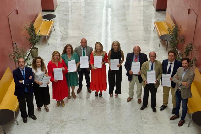 Junta, sindicatos y patronal firman un acuerdo para reforzar los centros concertados con 265 docentes más