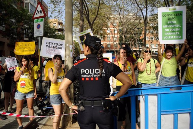 Protesta dels docents davant l'Escola Mercè Rodoreda de Barcelona
