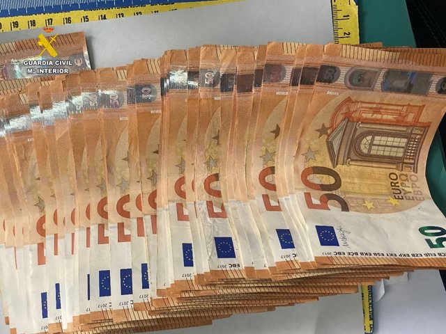 Dinero intervenido en una operación que se ha saldado con dos hombre y una mujer detenidos por cometer estafas de alquileres vacacionales en Torrevieja.