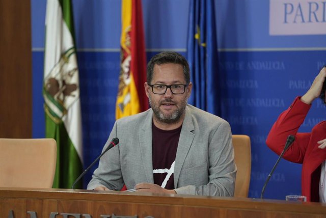 El portavoz del Grupo Mixto-Adelante Andalucía, José Ignacio García, en una rueda de prensa en el Parlamento andaluz.