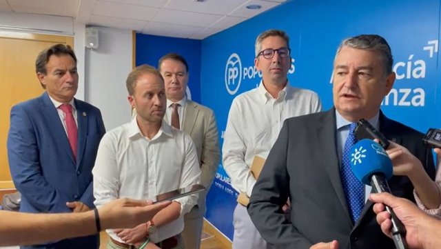 Antonio Sanz atiende a los periodistas junto a responsables del PP y Jaén Merece Más.