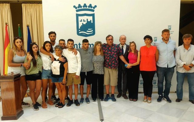 Familiares de Emmanuel y Maximiliano tras su reunión con el alcalde de Málaga.