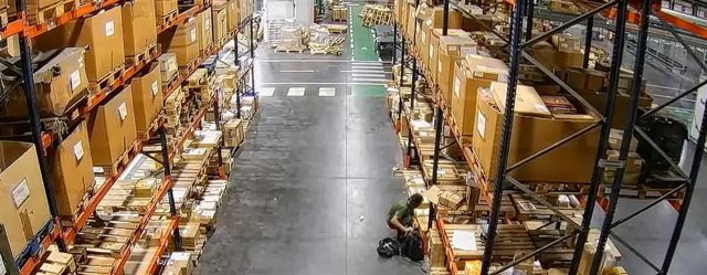 El detenido en el momento en que estaba en uno de los almacenes