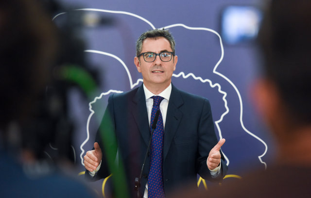 El ministro de la Presidencia, Relaciones con las Cortes y Memoria Democrática en funciones, Félix Bolaños comparece ante los medios durante su visita a la exposición ‘Nosotras, las europeas’.