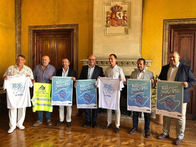 El presidente del Consell de Mallorca, Llorenç Galmés, junto a el conseller de Presidencia, Antoni Fuster, y los miembros de la Asociación de Antiguos Blavets.