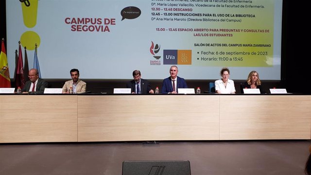 Las autoridades institucionales y académicas, durante el acto de inauguración.