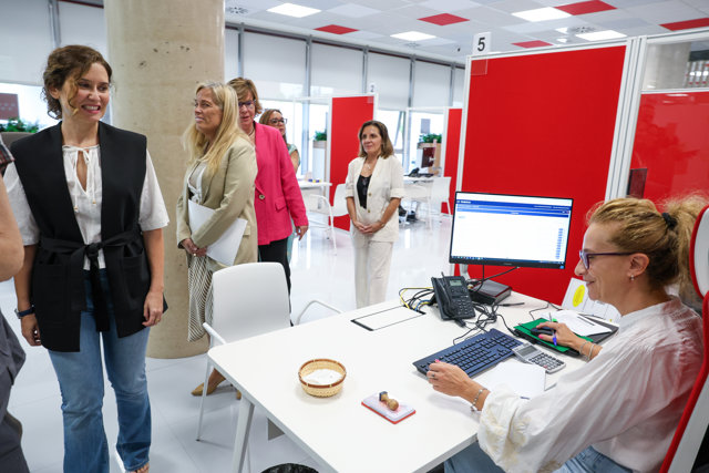 La presidenta de la Comunidad de Madrid, Isabel Díaz Ayuso (i) y la consejera de Economía, Hacienda y Empleo, Rocío Albert, durante su visita a una nueva Oficina de Empleo, a 6 de septiembre de 2023, en Rivas-Vaciamadrid, Madrid (España). 