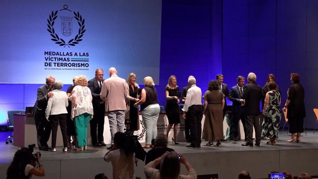 Autoridades, entre ellas la presidenta de la Junta, María Guardiola, en la entrega de Medallas a Víctimas del Terrorismo en Extremadura