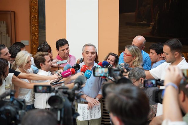 El delegado de Hacienda, Participación Ciudadana y Transformación Digital y portavoz del Pleno, Juan Bueno, atiende a los medios en el Ayuntamiento.