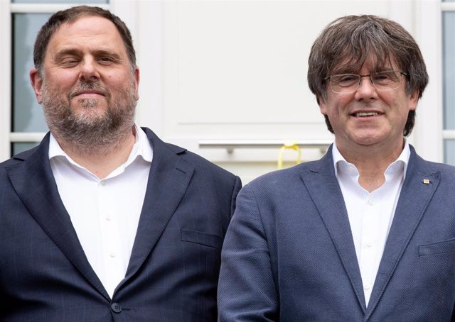 Archivo - El exvicepresidente y líder de ERC, Oriol Junqueras (i), y el expresidente de la Generalitat y líder de Junts, Carles Puigdemont, en el momento de su reencuentro en la vivienda de Puigdemont en Waterloo, a 7 de julio de 2021, en Waterloo, (Bélgi