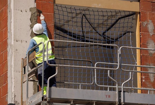 Archivo - Un obrero durante la construcción de una obra, en Madrid (España).