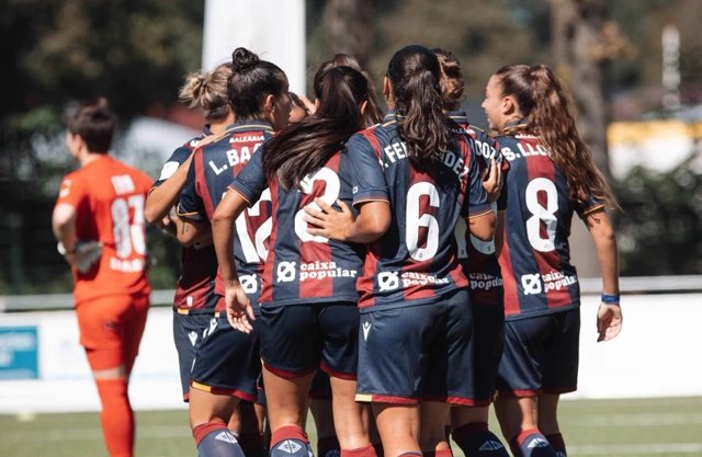 Las jugadoras del Levante UD celebran uno de sus goles ante el Stjarnan