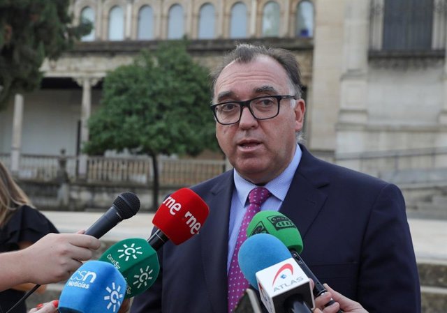 Archivo - El consejero de Turismo, Arturo Bernal, en la atención a medios en el Museo Arqueológico de Sevilla.