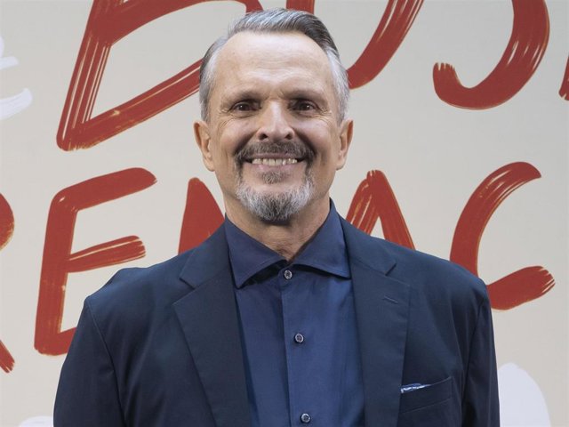 El cantante Miguel Bosé posa a su llegada a la presentación de la producción ‘Bosé Renacido’ de Movistar Plus+, en la XV edición del Festival de Televisión FesTVal de Vitoria