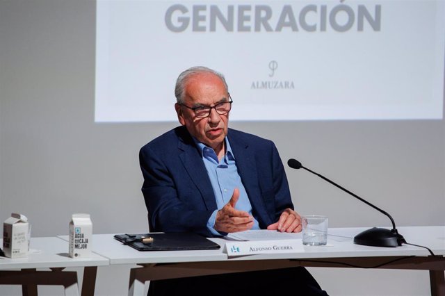 Archivo - El exvicepresidente del Gobierno Alfonso Guerra durante la presentación del libro 'Aquel PSOE. Sueños de una generación', en el Auditorio de la Fundación Francisco Giner de los Ríos, a 20 de junio de 2023, en Madrid (España). 