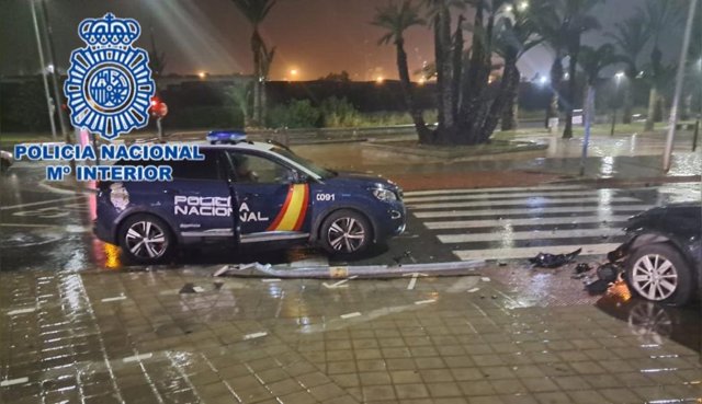 Imagen del coche de los arrestados tras estrellarse contra una farola y un vehículo de la Policía Nacional en Alicante.