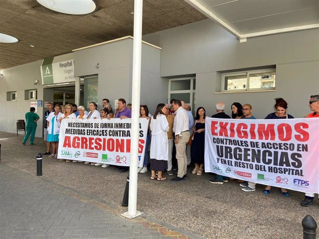 Concentración de la junta de personal del Hospital Clínico contra las agresiones en centros hospitalarios