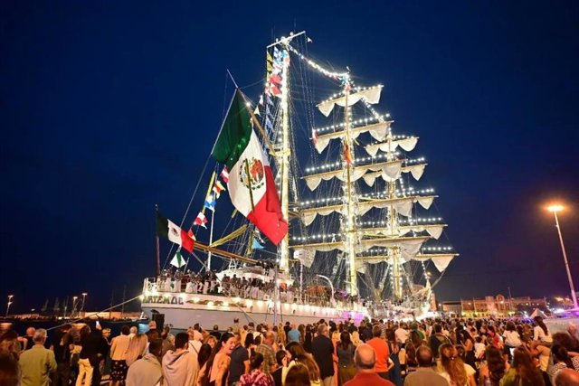 El gran velero de México llegando al puerto de Cádiz para la Gran Regata.