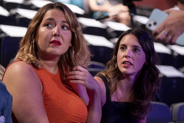 Archivo - La Secretaria de Estado de Igualdad y contra la Violencia de Género, Angela Rodríguez Pam y la ministra de Igualdad, Irene Montero, durante la gala de los Premios Triángulo 2023, en los Teatros Luchana, a 19 de junio de 2023, en Madrid (España).