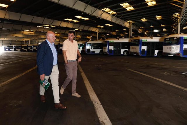 El alcalde de Valladolid, Jesús Julio Carnero, en las instalaciones de Auvasa.