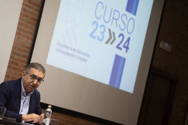 El conseller de Educación, Universidades y Empleo, José Antonio Rovira, interviene durante la presentación de los principales datos del curso escolar 2023/2024. 