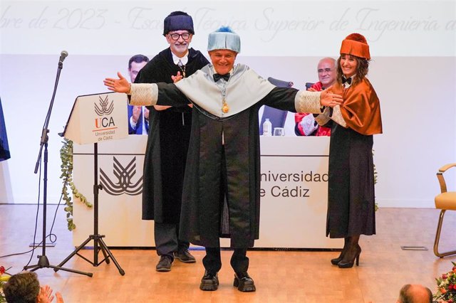 Alejandro Sanz es investido doctor Honoris Causa por la Universidad de Cádiz en un acto celebrado en el salón de actos de la Escuela Técnica Superior de Ingeniería (ETSI) de Algeciras.