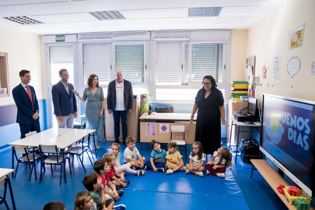 Isabel Díaz Ayuso visita un colegio en Arganda