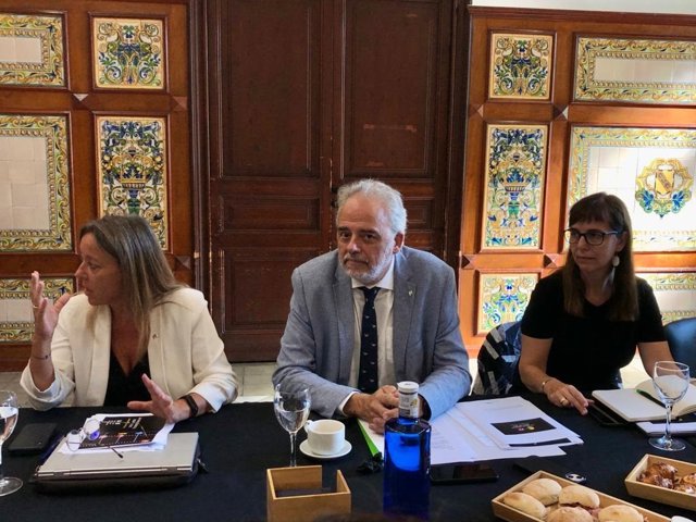 La Secretaria General de la UAB y responsable de las políticas de igualdad, Esther Zapater, el rector de la UAB, Javier Lafuente, y la vicerrectora de Comunicación y Cultura, Virginia Luzón, a 7 de septiembre en Barcelona.