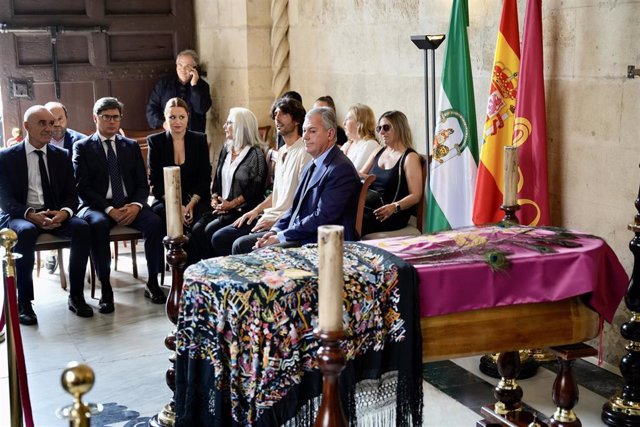 El hijo de María Jiménez, Alejandro Jiménez (2d), y el alcalde de Sevilla, José Luis Sanz (d), junto al féretro de la artista instalado ya en la capilla ardiente en el Ayuntamiento de Sevilla. 