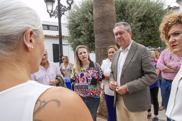 El secretario general del PSOE-A, Juan Espadas, en una visita a Cala (Huelva).