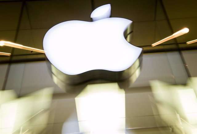 Archivo - FILED - 17 February 2016, Bavaria, Munich: The Apple logo shines on the facade of the Apple Store. Photo: Peter Kneffel/dpa