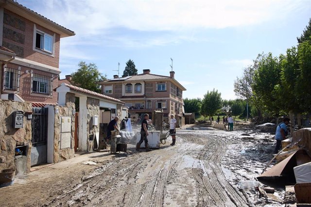 Varias personas colaboran en las labores de limpieza de viviendas afectadas por las inundaciones provocadas por la DANA, a 5 de septiembre de 2023, en Villamanta, Madrid (España). 