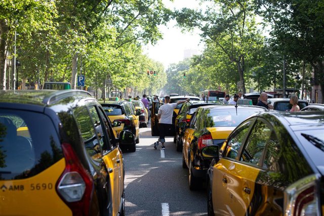 Archivo - Varios taxistas participan en una marcha lenta de taxistas contra los VTC, a 18 de mayo de 2022, en Barcelona