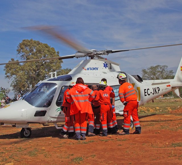 Archivo - Profesionales Del 061 En Un Simulacro Con Un Helicóptero