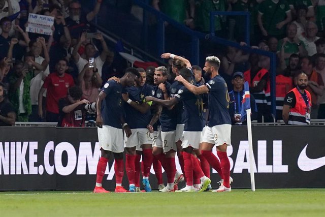 07 September 2023, France, Paris: France's Aurelien Tchouameni (L) celebrates scoring his side's first goal with teammates during the UEFA Euro 2024 Qualifying Group B soccer match between France and Republic of Ireland at the Parc des Princes.