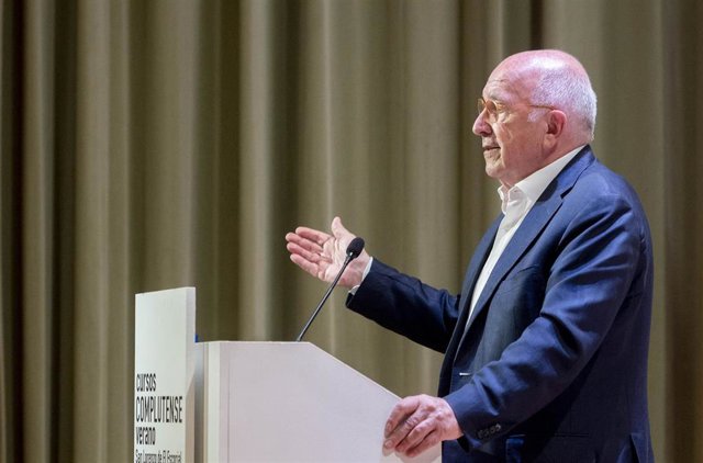 Archivo - El excomisario europeo de Asuntos económicos y Monetarios Joaquín Almunia interviene en un curso