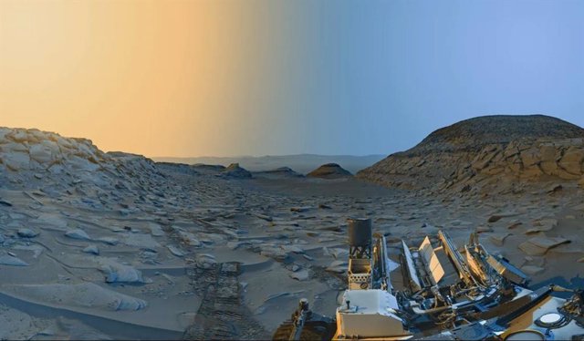 Este panorama se fusionó a partir de dos imágenes del “Marker Band Valley” en el cráter Gale de Marte tomadas por Curiosity el 8 de abril de 2023, una por la mañana y otra por la tarde, hora local.