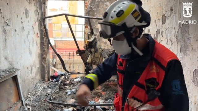 Extinguen un virulento incendio en un último piso en un edificio de Tetuán