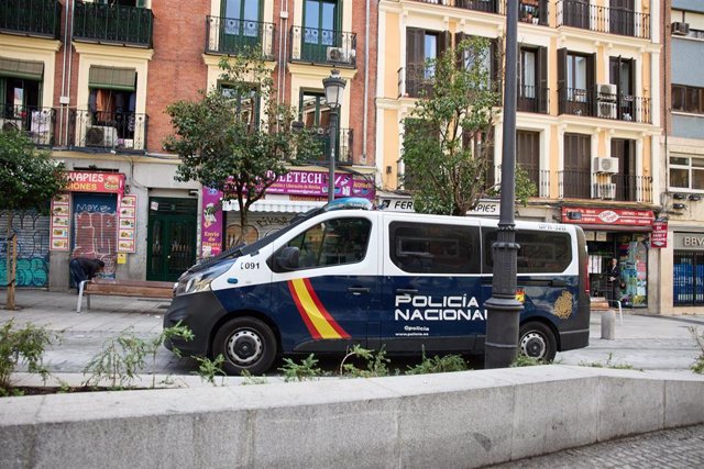 Archivo - Furgón de la Policía Nacional en la plaza de Lavapiés, a 22 de octubre de 2022, en el barrio de Embajadores, en distrito Centro, Madrid (España). 