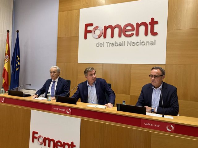 (E-D) L'advocat José Soria, el secretari general de Foment, David Tornos, i el president de Barcelona Oberta, Gabriel Jené