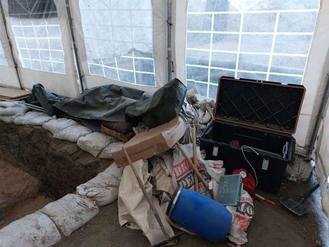 Arcón asaltado junto a una de las fosas.