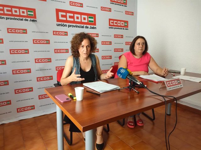 Nuria López (i), junto a la secretaria general de CCOO-Jaén, Silvia de la Torre.