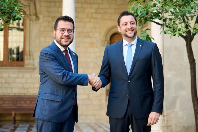 El president de la Generalitat, Pere Aragonès (i), es reuneix amb l'alcalde de Tarragona, Rubèn Viñuales (d), en el Palau de la Generalitat, a 8 de setembre de 2023.